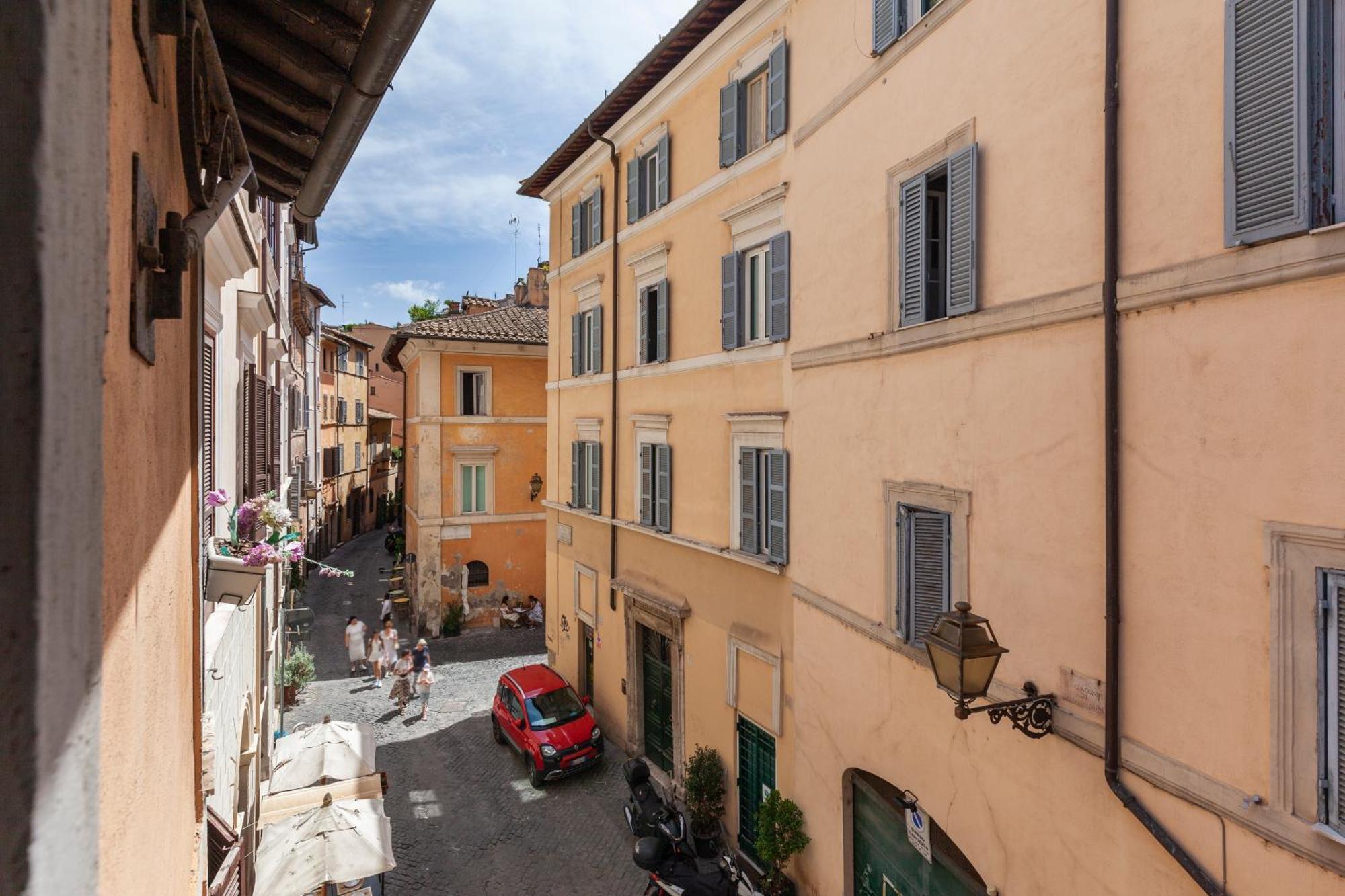 Piazza Navona Historic Luxury Apartment Rome
